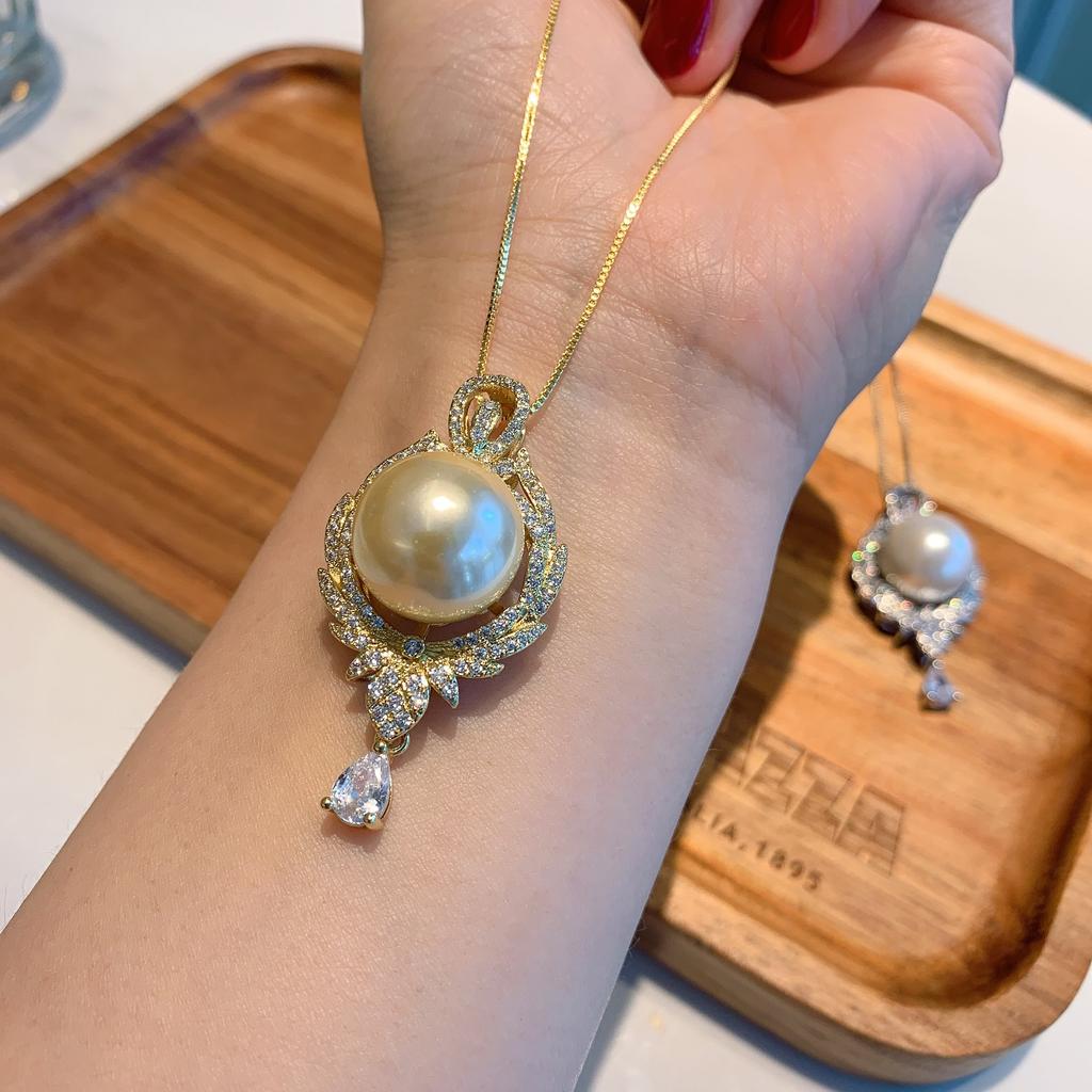 Australischer Perlmutterfalter-Anhänger für Damen, Halskette mit goldenen Perlen und Knochenkette für Damen
