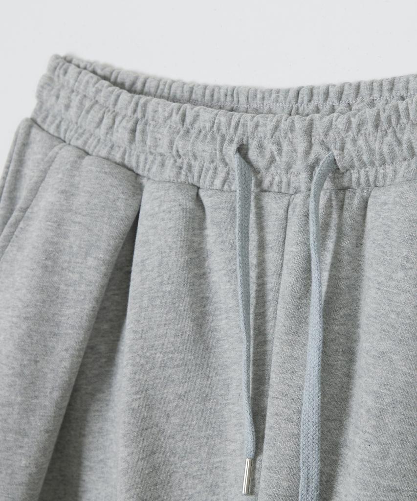 Akeusi 4-Pintuck Wide Maxi Oversized Training Elastic Waist Half Pants Unisex (2 Colors)