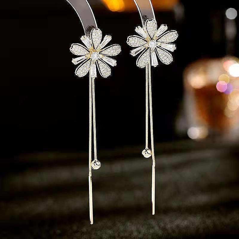 New Korean Daisy Flower Bee Stud Earrings For Women Sunflower Butterfly Zircon Asymmetrical Earring Party Jewelry Gift