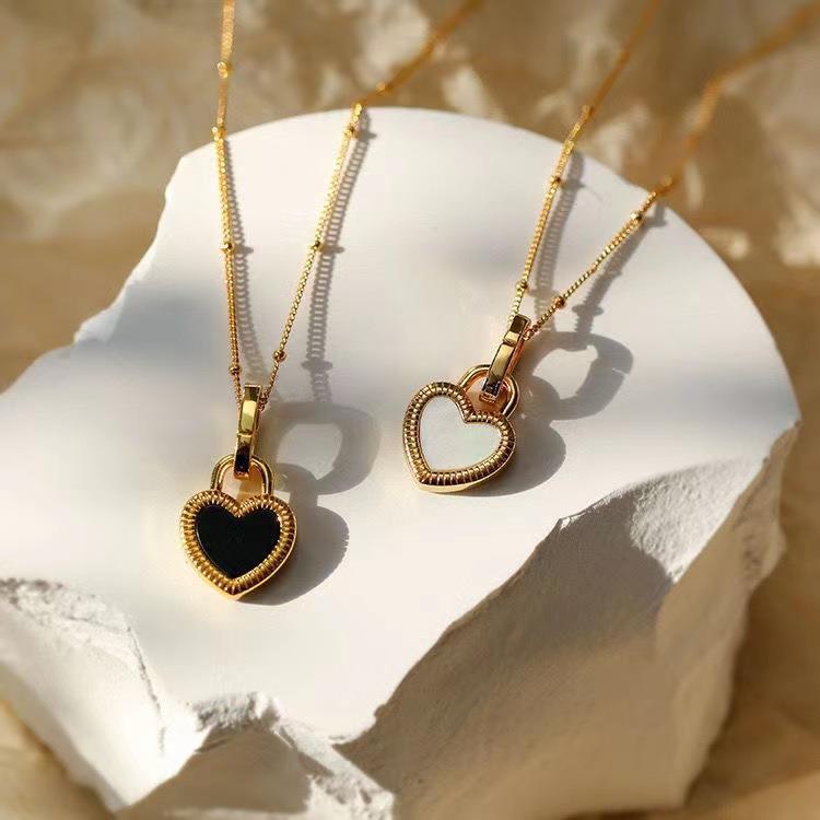 Black And White Double-Sided Shell Love Pendant Necklace Light Luxury Temperament Niche Design Titanium Steel Sweater Chain