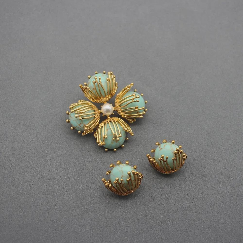 Europäisches und amerikanisches Set aus synthetischer türkisfarbener Blumenbrosche und Ohrringen (Unregelmäßiger Feuerwerksstil)