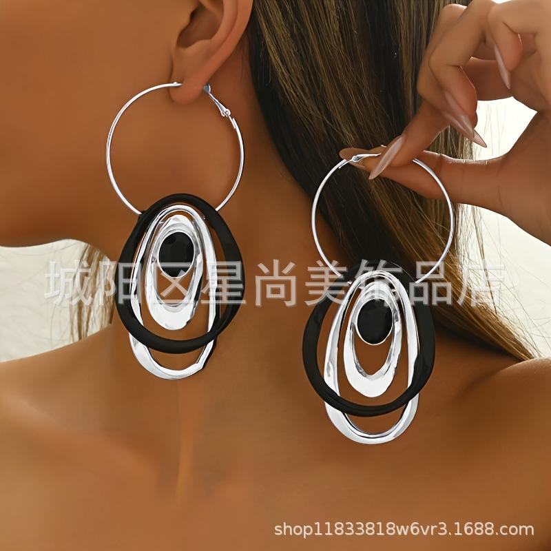 Пара элегантных и простых сережек в металлическом стиле,