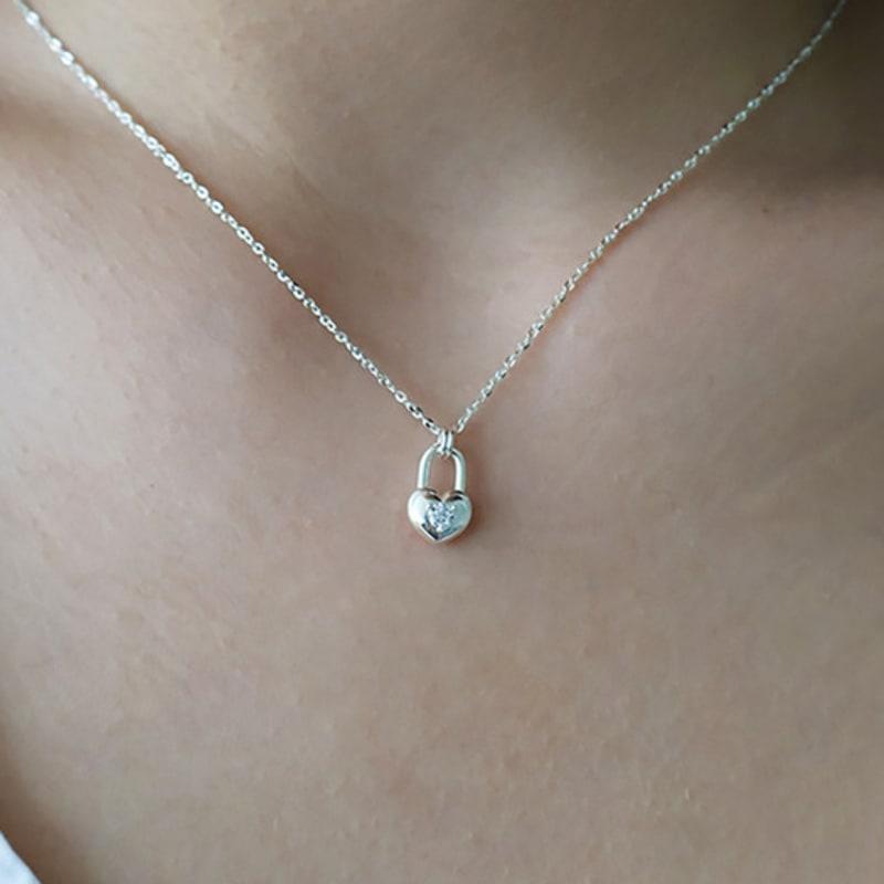 Monde Ligne Lock In Heart Necklace