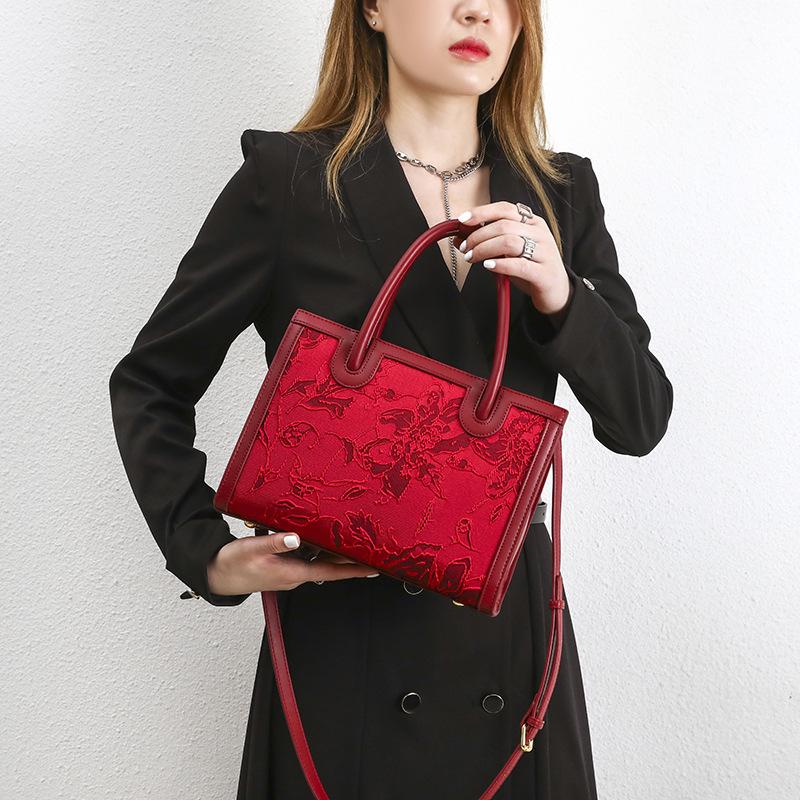 Red bridal bag 2024 new model large-capacity embroidered vintage handbag wedding elegant lace crossbody bag