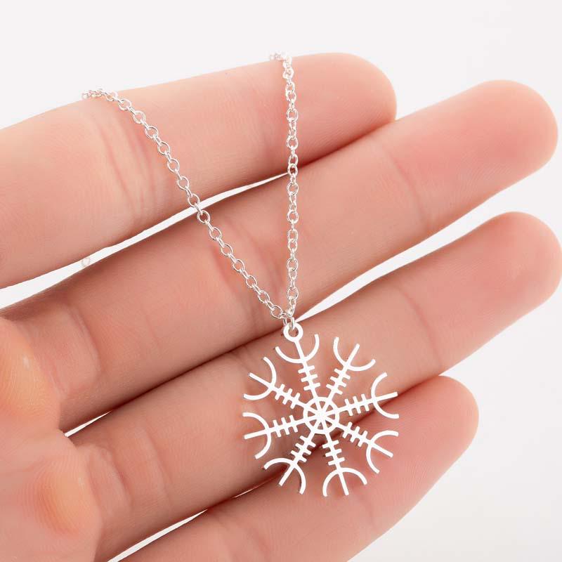 Women's Japanese & Korean-Style Snowflake Pendant Necklace - Stainless Steel Clavicle Chain, Simple Christmas Fashion Accessory.