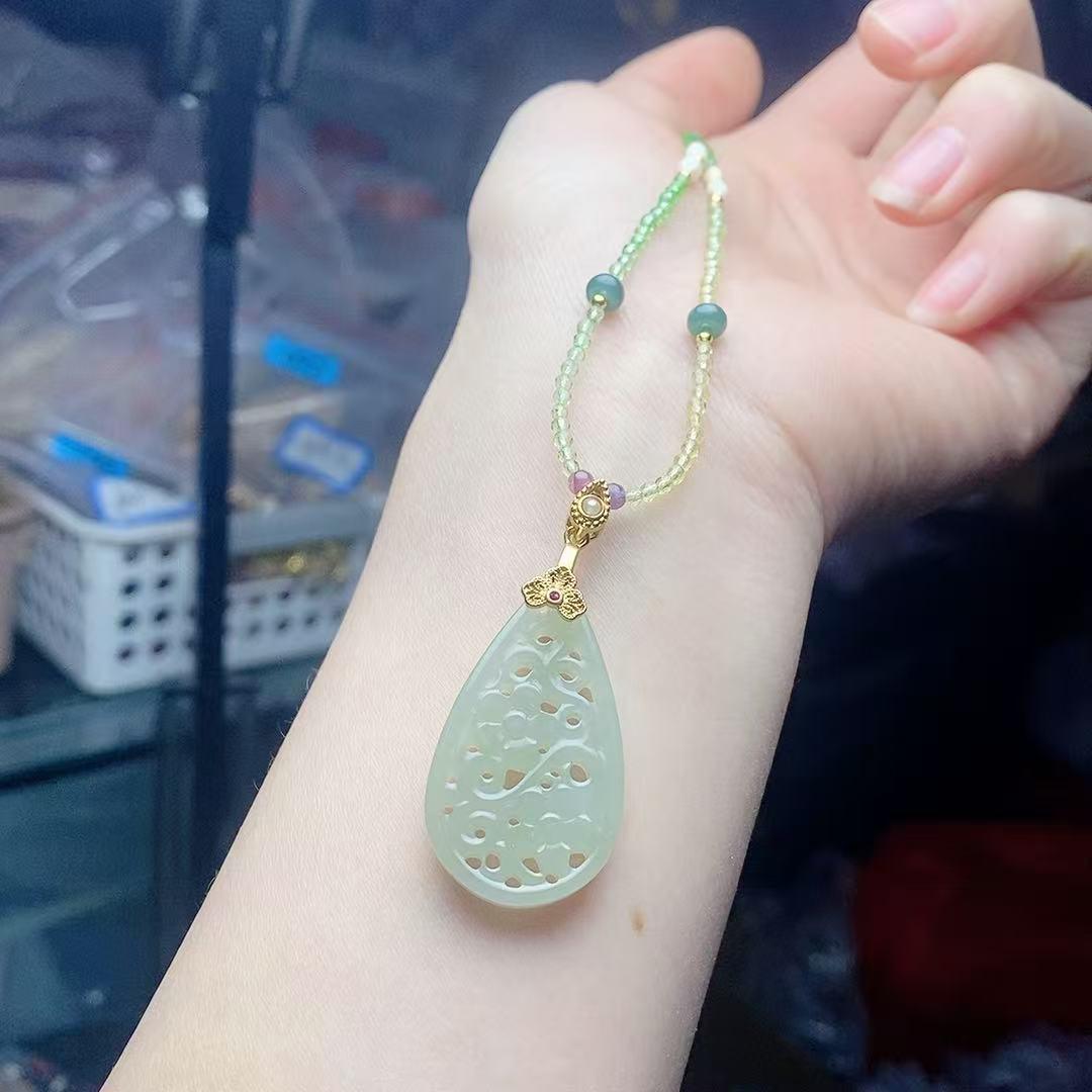 Резной кулон из нефрита Хэтянь: Простое, стильное унисекс-ожерелье