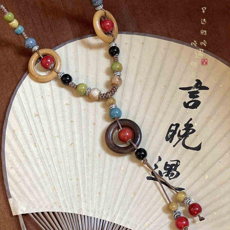 

Геометрическое ожерелье с подвеской из больших и маленьких квадратов