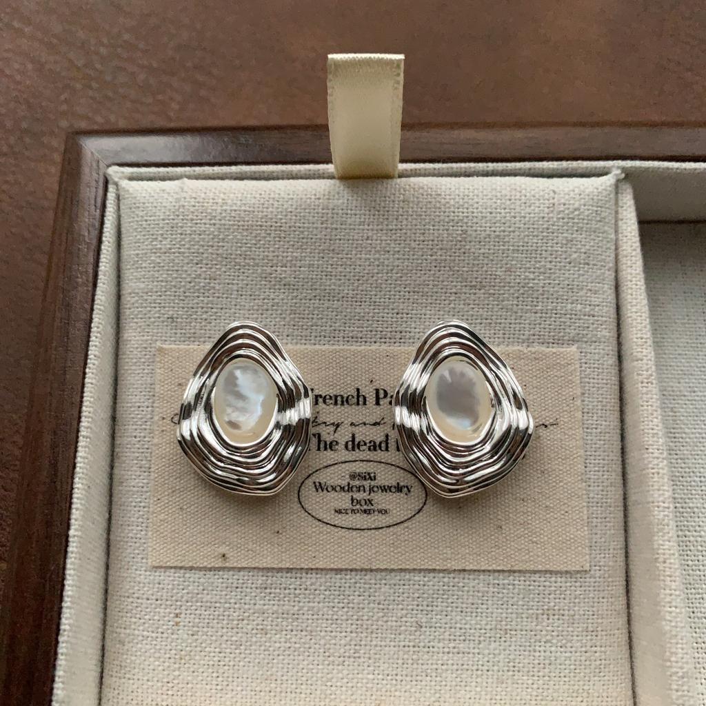 Classic Shell Geometric Stud Earrings Retro Elegance Light Luxury Temperament Versatile Niche Simple Daily Earrings