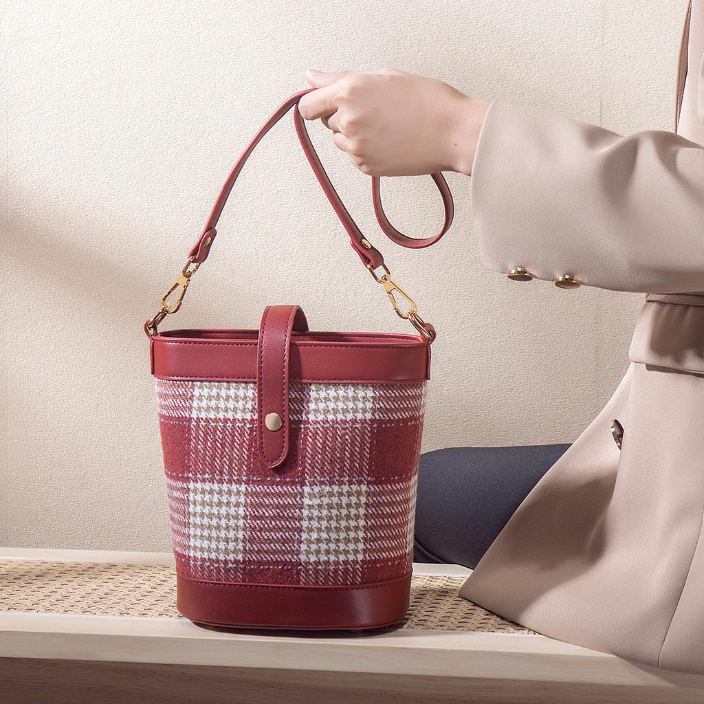 Red bag with a high-end feel, bucket bag for women, niche houndstooth pattern shoulder bag, vintage and stylish wedding bag, bridal gift for women
