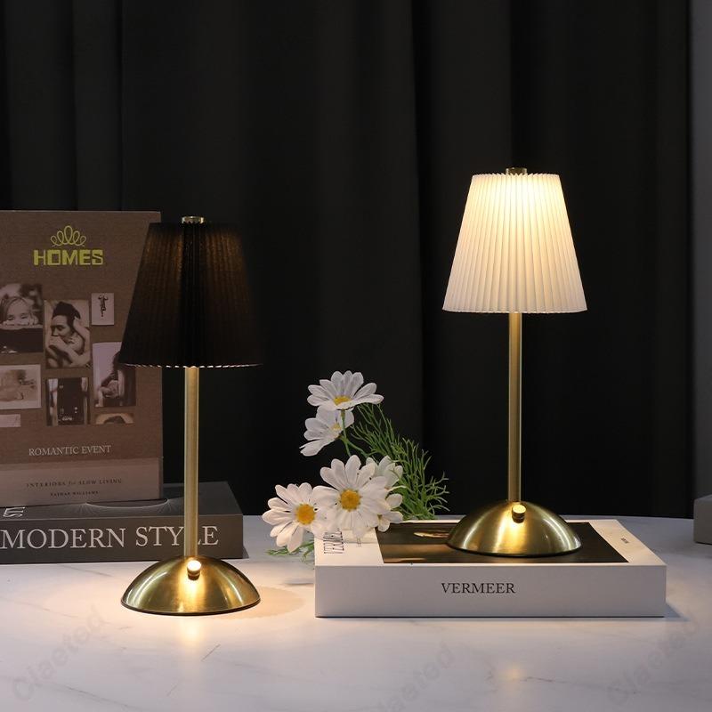 Kreativer LED-Faltenstoff-Lampenschirm Schlafzimmer Nachttischlampe USB-Lademodell Touch-Nachttisch Wohnzimmer Kleine Tischlampe