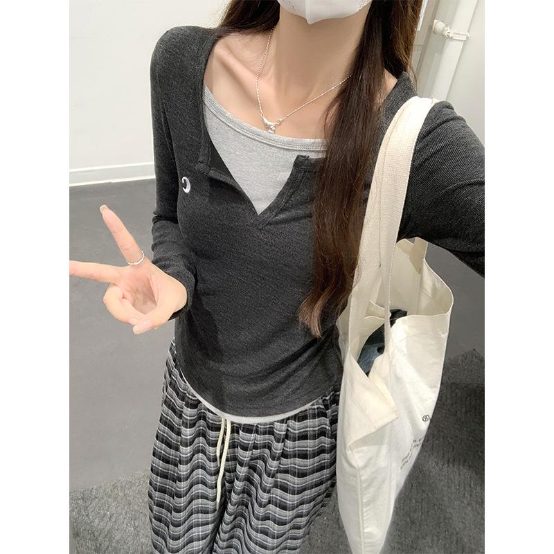 Fake two-piece contrasting color splicing V-neck long-sleeved bottoming shirt for women in autumn, right shoulder T-shirt, pleated slimming inner top