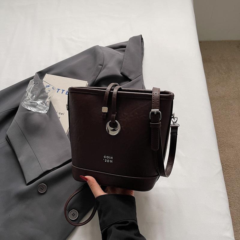 2025 New Bucket Bag Female Messenger Simple Fashion Classic European and American Style Shoulder Messenger Bag Female Foreign Style Bag
