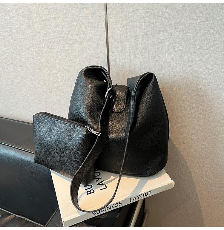 

2025 новая большая вместимость ленивый ветер мягкая ПУ повседневная сумка-тоут корейская версия инс ретро сумка-мессенджер на одно плечо сумка для ребенка и мамы чёрный