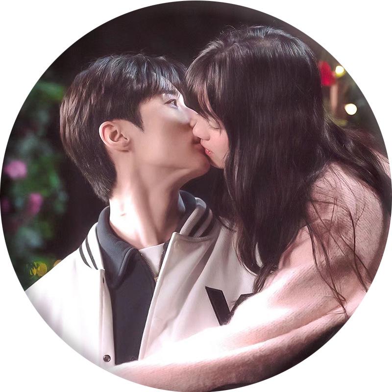 Llavero Colgante Espejo Insignia "Lovely Runner" - Merchandising del Drama Coreano con Byeon Woo-seok y Kim Hye-yoon
