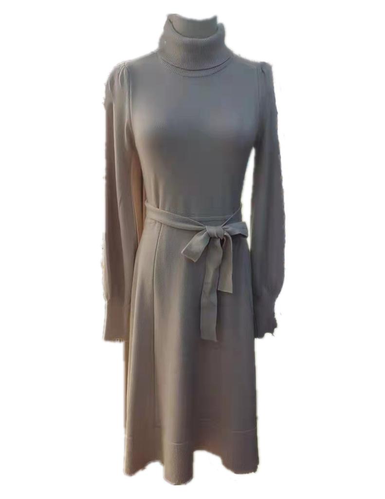 Rochie pulover tricotată cu guler înalt, mâneci tip felinar, croială mulată, cu curea lungă