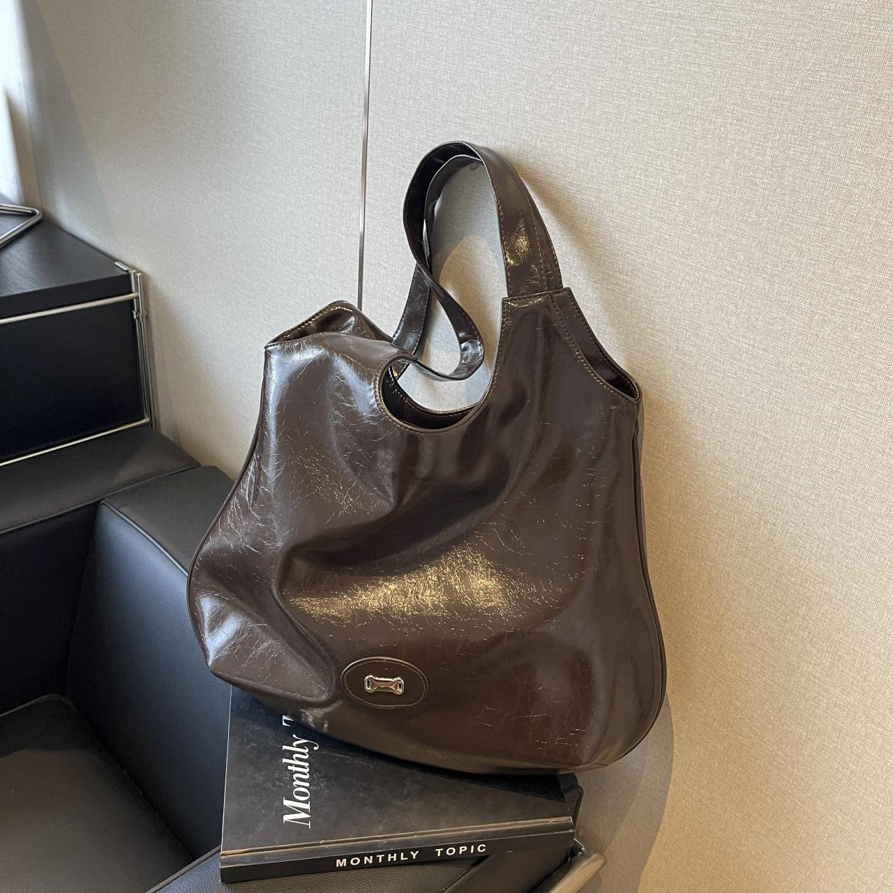 

Простота тенденции большой емкости одноплечевой сумки осень новая передовая мода плутоний чувство практичная женская сумка