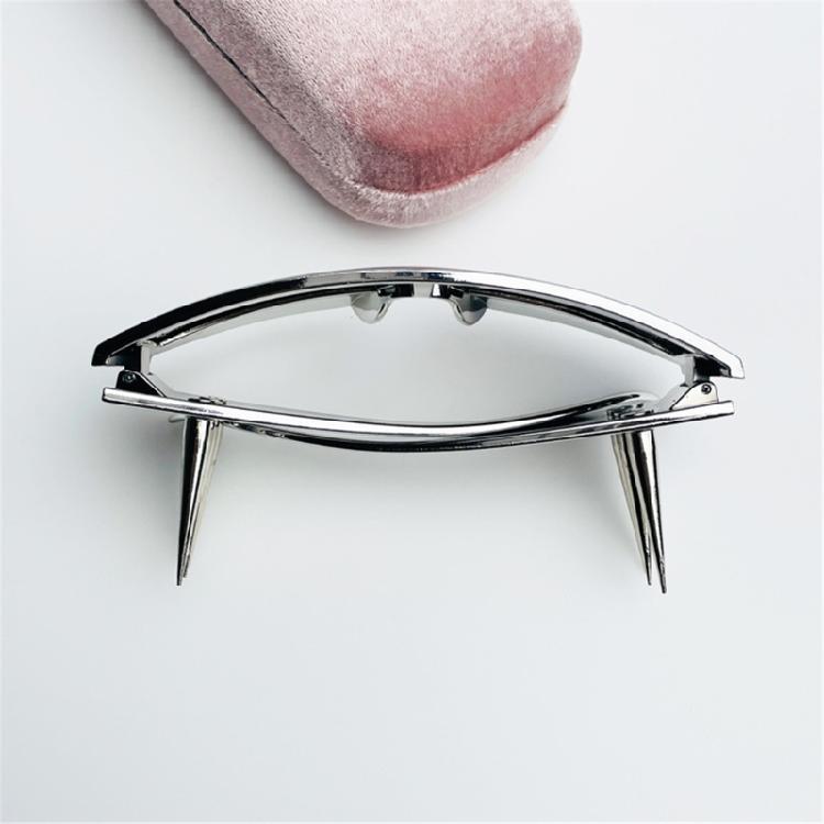 Mutige Punk-Style Sonnenbrille mit Nieten-Detail PC-Rahmen Sonnenfilter Unisex Augenschutz Ausrüstung für Damen und Herren