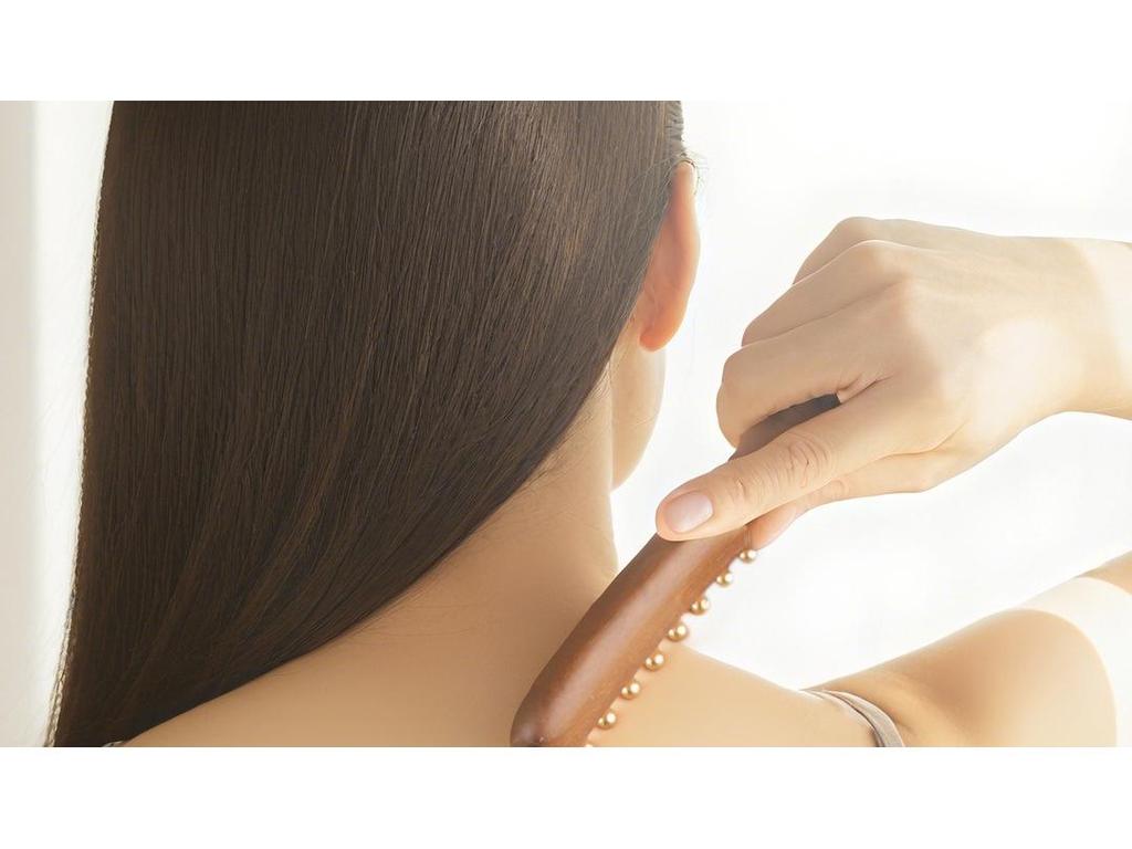 Saç Derisi Masajı ve Kıvırcık veya Uzun Saç Bakımı İçin Altın Sandal Ağacı Geniş Dişli Bakır Tarak, Unisex