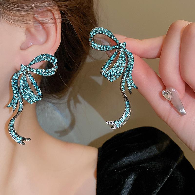 Eleganta silverörhängen med diamantbesatt rosettband för kvinnor