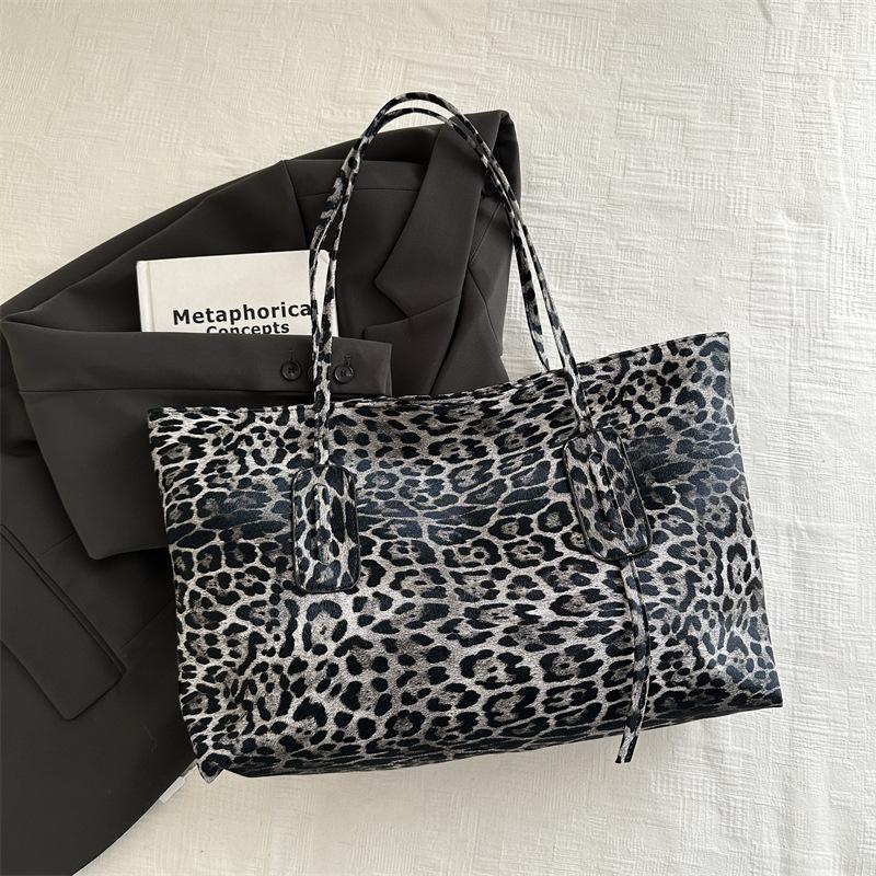 2025 new casual simple fashion commuter shoulder bag European and American retro leopard print large capacity tote bag