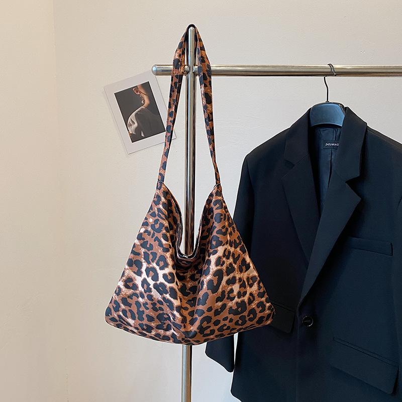 Korean version of fashionable versatile simple casual shopping bag 2025 autumn new leopard print large capacity shoulder tote bag