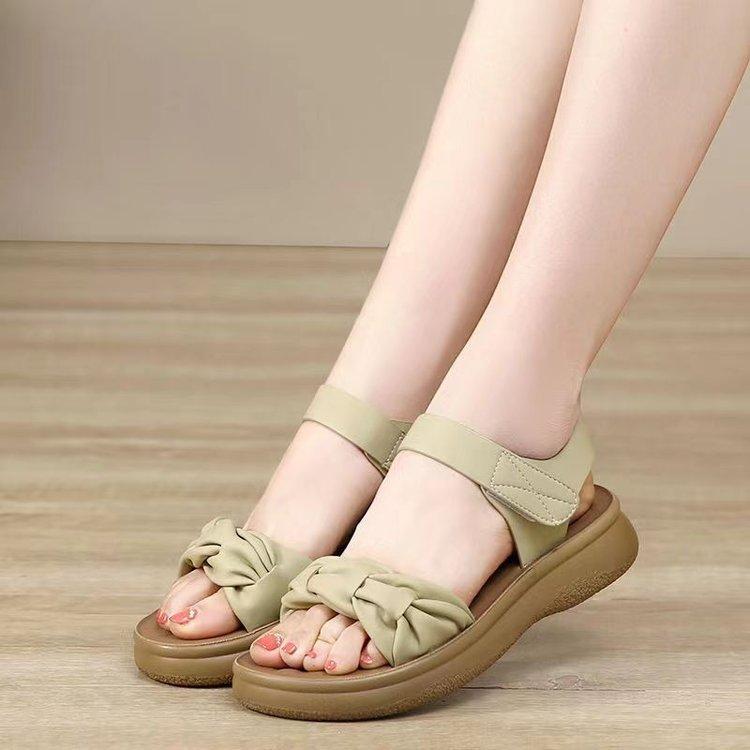 Beach Shoes Mother Sandals Women's Summer Flat Bottom 2025 New Fashionable Middle-aged Versatile Platform Heel with Sandals