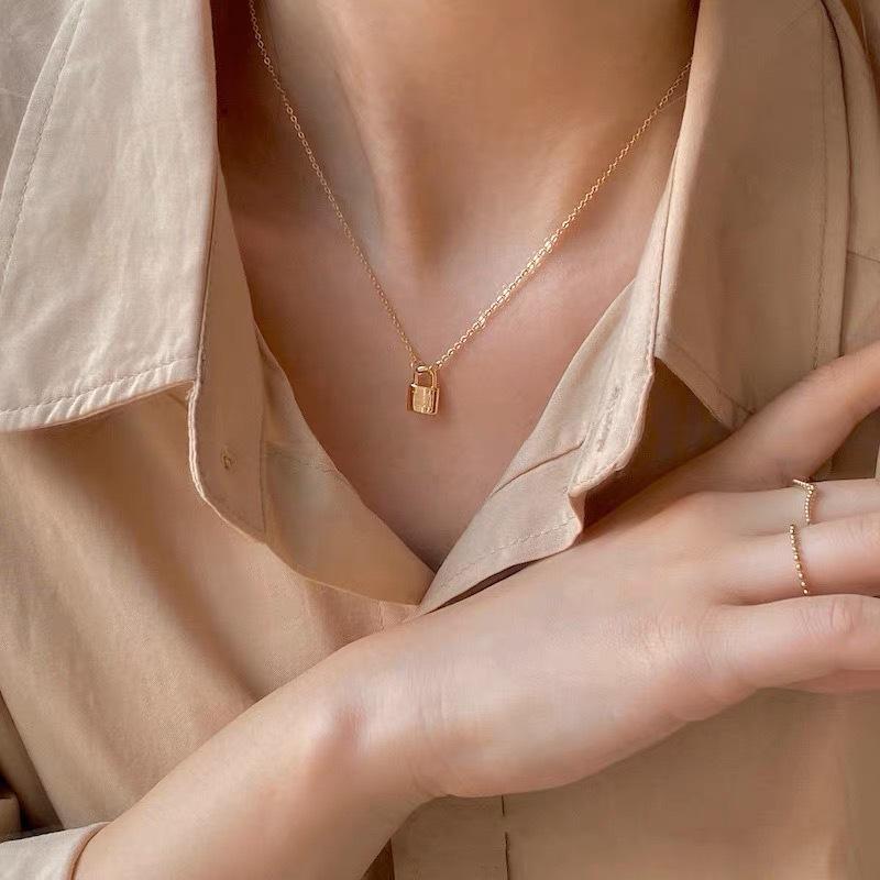 

Cold Wind Plated 18K Small Gold Lock Short Necklace Sweater Chain Temperament Simple Collarbone Chain