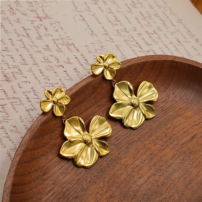 

Trendy Retro Gold Drop Earrings with Floral Splice - Stylish Gift for Her