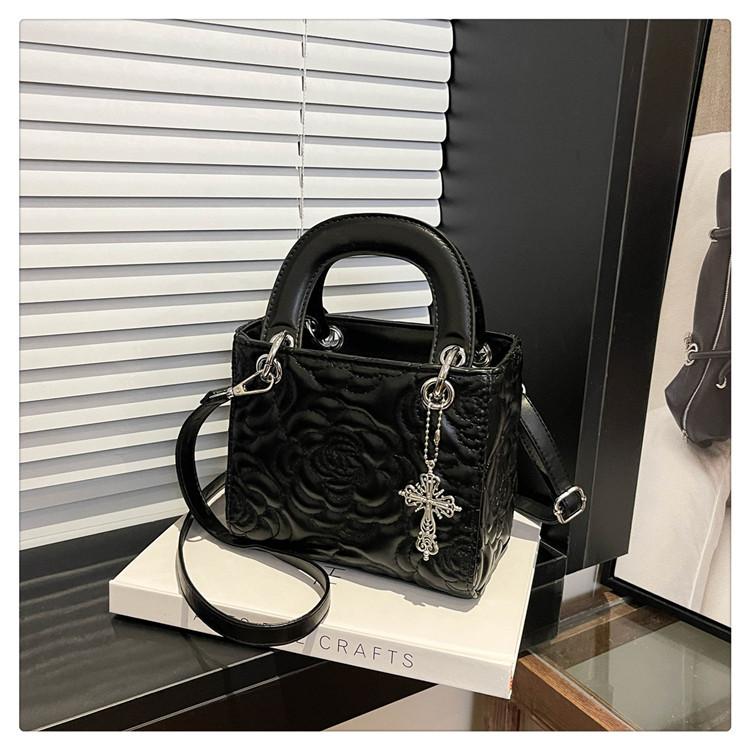 

New fashionable versatile niche handbag, high-end simple commuting shoulder crossbody bucket bag чорний