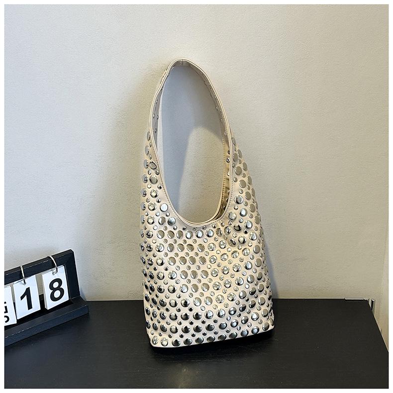 

2025 Корейская Мода Универсальная Женская Сумка с Заклёпками 26x10x21 слоновая кость