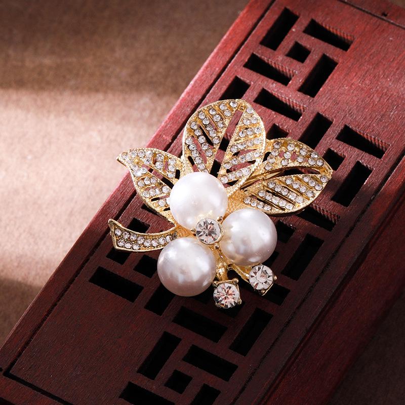 Exquisite French-Style Leaf Pearl Brooch for Women - New Design Accessory