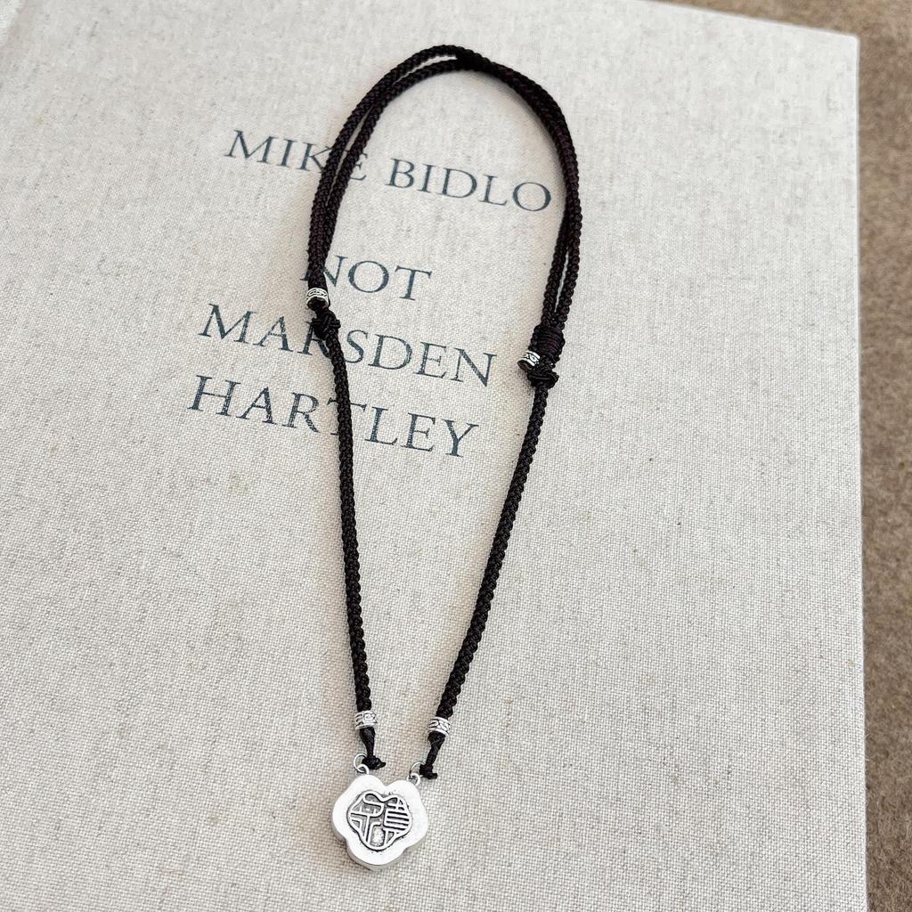 Xiaohongshu's Stylish Peace Lock Necklace Is a Trendy, High-value Piece. A Lightweight Luxury Accessory with a Unique Personality for Women.