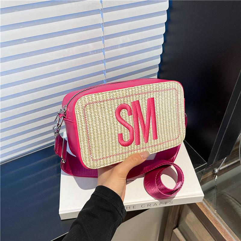 

Весенняя простая женская маленькая квадратная сумка 2025 новая сумка-камера женская через плечо ins надпись взрыв плечевая маленькая сумка розы красного