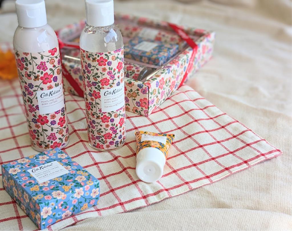 Cath Kidston Verwöhnset Portland Flowers Dusch-Körperlotion Handcreme Badesalz (Körper 200ml, 200ml, 30ml, 100g) [Offiziell importiert]