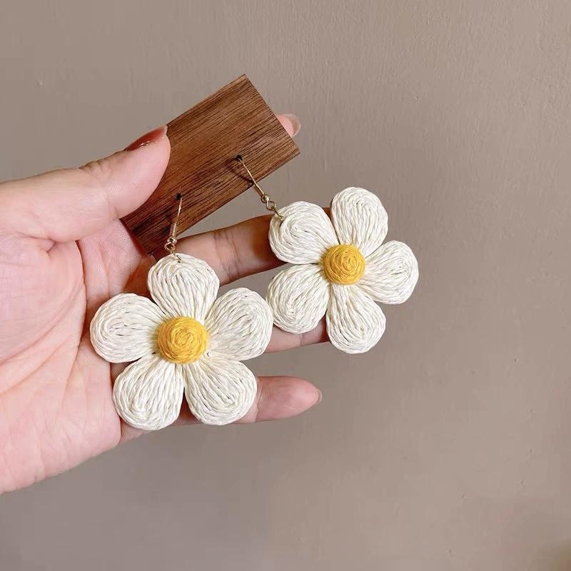 Handmade Woven Raffia Straw Sun Flower Drop Earrings for Women Rattan Floral Hanging Colorful Earrings Summer Beach Jewelry