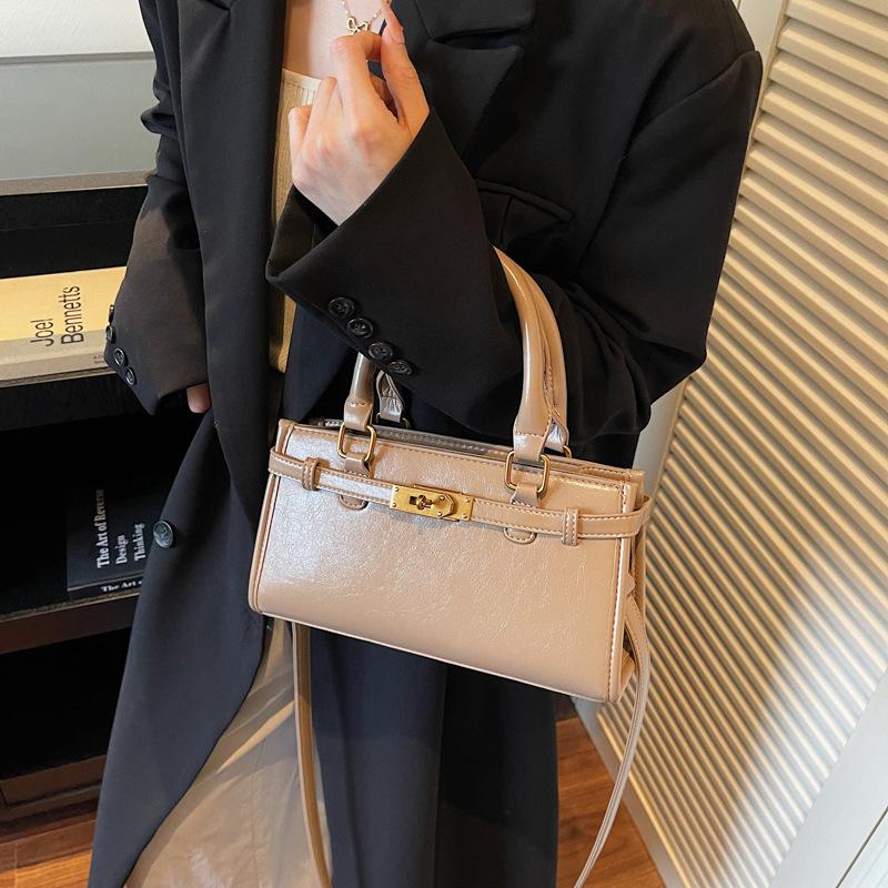 New Retro Handbag Women's 2025 Autumn and Winter Fashion Shoulder Bag Korean Version Trendy Messenger Bag Versatile Underarm Bag