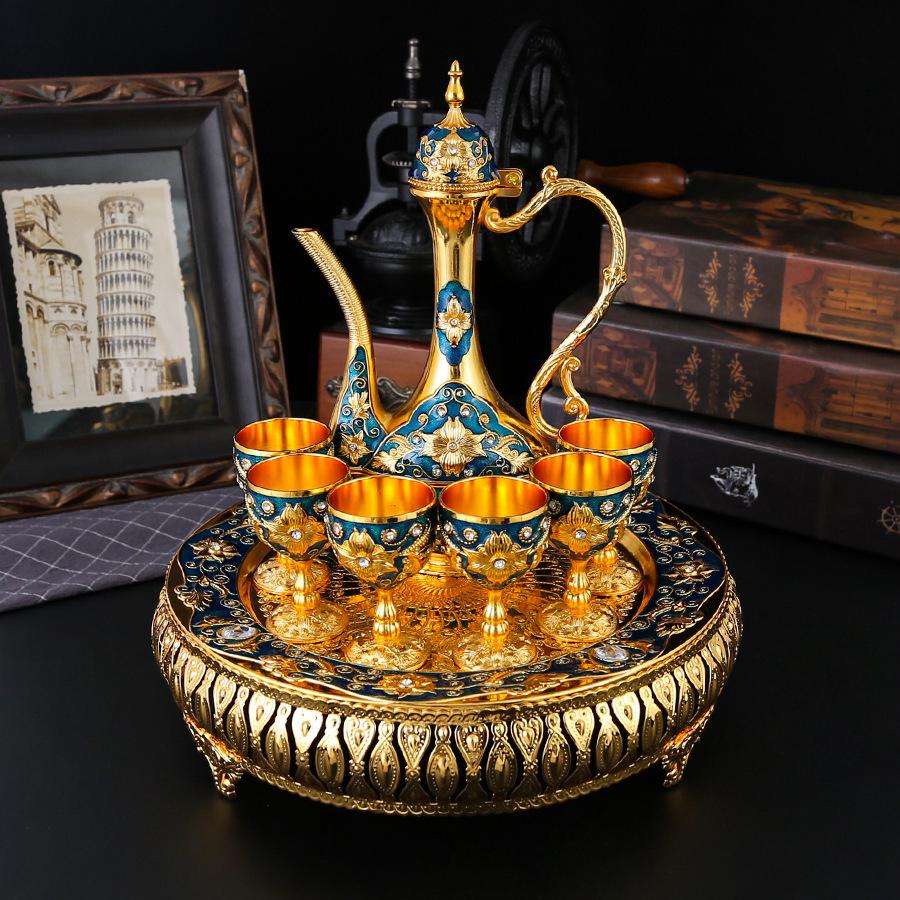 Evropská lehká luxusní sada na víno, ozdoba na domácí stolní desku ve dvorním stylu, retro sada vynikajících sklenic na víno a konvičky ze zinkové slitiny