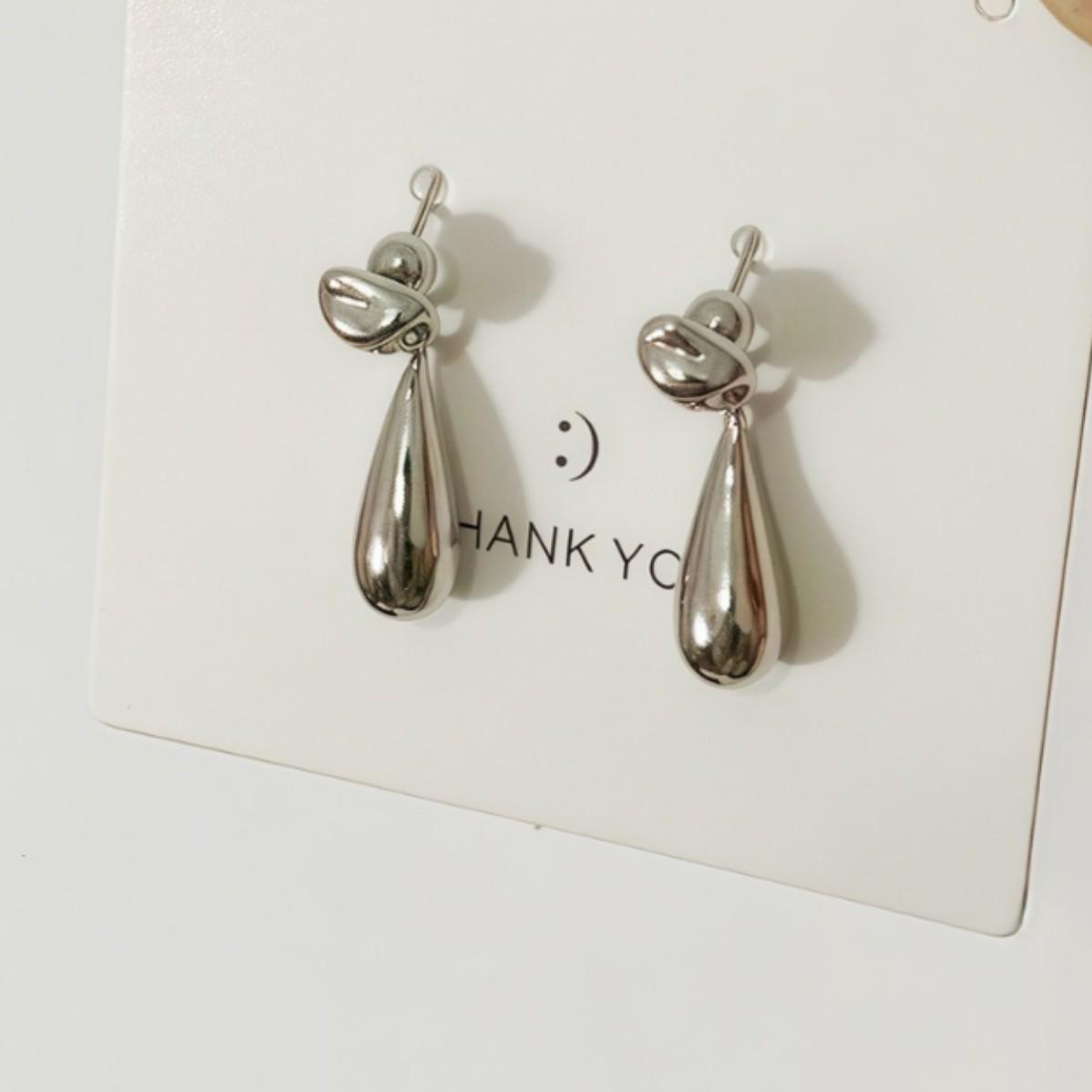 Set of Two Minimalist Water Drop Earrings with High-End Fashion and Personalized Design
