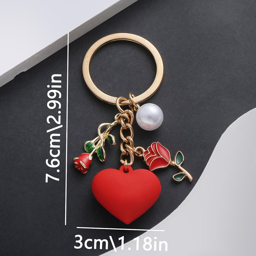 

1 Romantic Rose Heart Keychain for Men - Stylish Golden-Tone with Red or Pink Heart Charm, Elegant Accessory for Keys and Bags красный