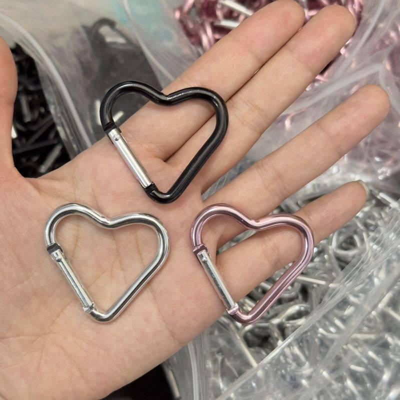 Miu Series Alien Heart-Shaped Keychain: Post-Apocalyptic Style Bag Charm and Carabiner Backpack Accessory
