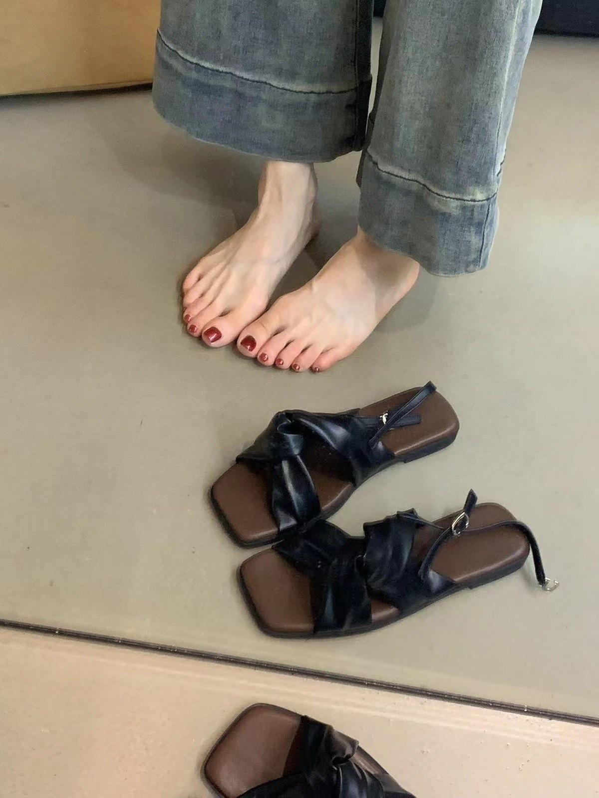 

Roman sandals women s summer outer wear new French elegant simple versatile kink cross toe fairy shoes 35