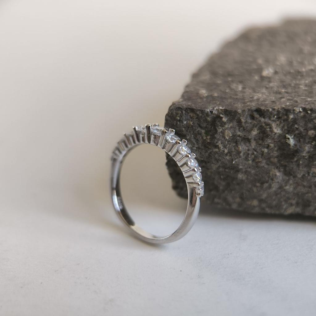 Серебряное кольцо с фианитами, вес изделия 2,53 гр (2187332)