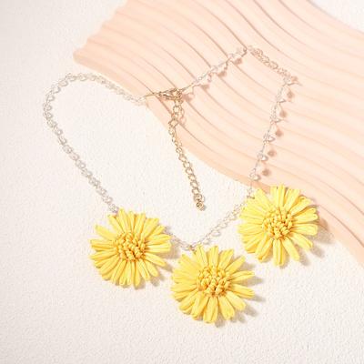 Colar de florzinha margarida pequena de ráfia tecida à mão de cor clara, novo para o verão, atmosfera de nicho da moda