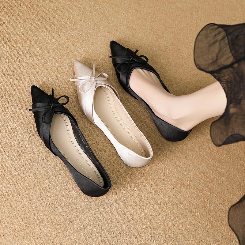 Huiliya szpiczaste pojedyncze buty damskie płytkie usta płaska podeszwa 2025 nowe buty temperament mały pachnący wiatr załadowane buty W1022-63