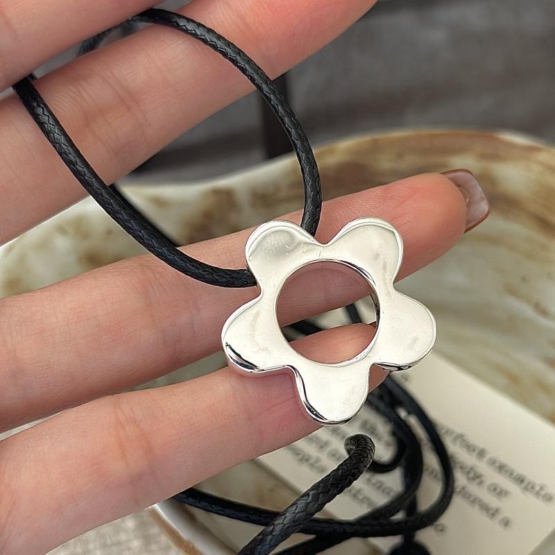 S925 Sterling Silver Niche Design Sense Retro Small Flower Black Rope Necklace Korean Style Fashion Sweater Chain 925 silver