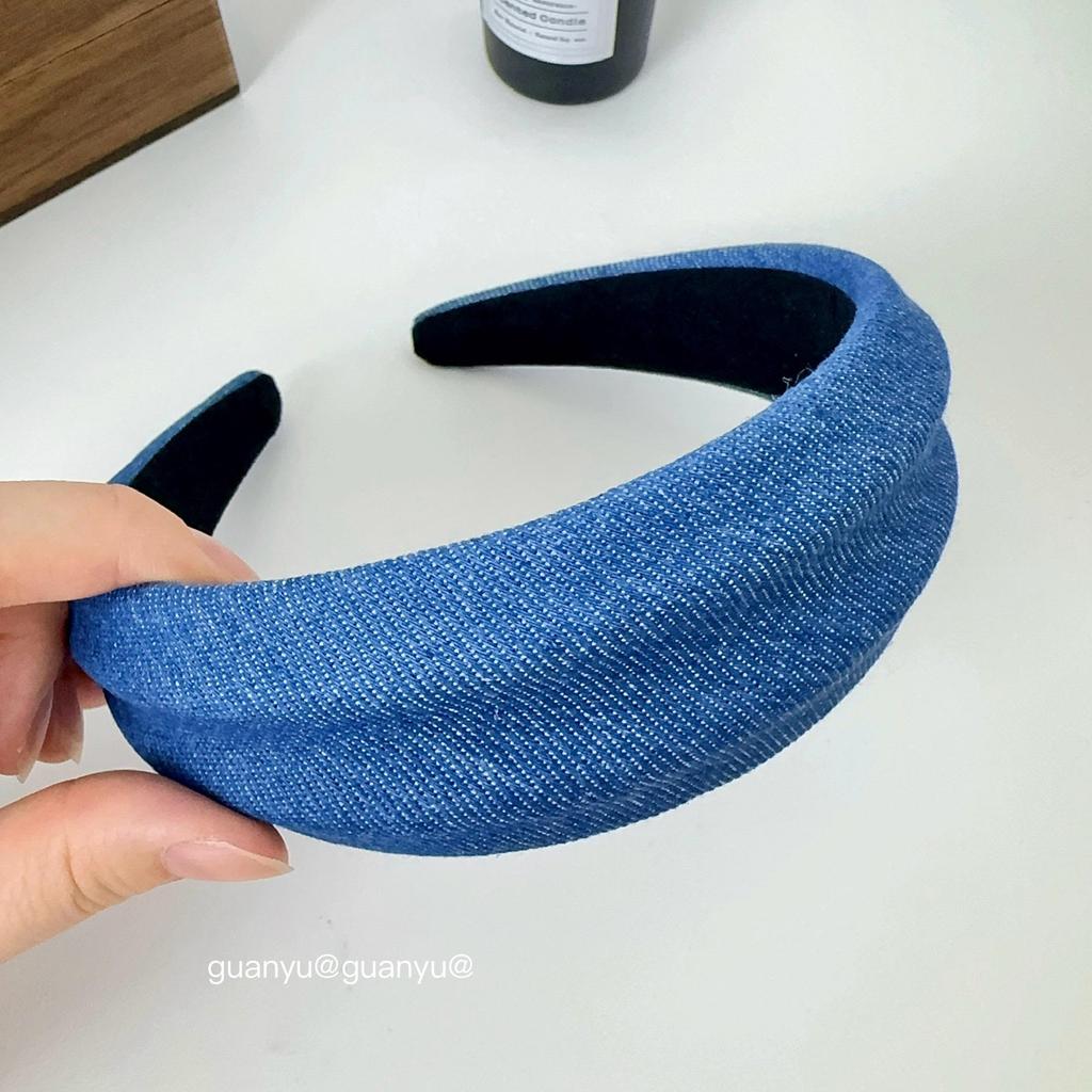 Dámská široká čelenka s džínovou texturou: Elegantní, Všestranný Vlasový Doplněk