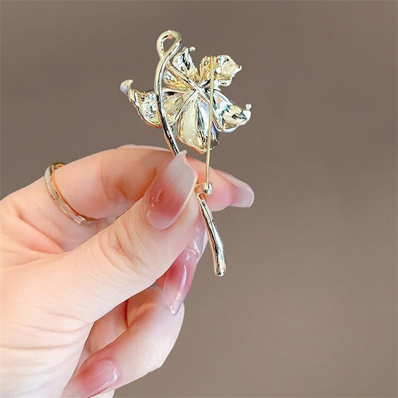 Temperament Sinn Seerose Emaille Lilie Blume Broschen Für Frauen Hochzeiten Bankett Büro Brosche Anstecknadeln Geschenke