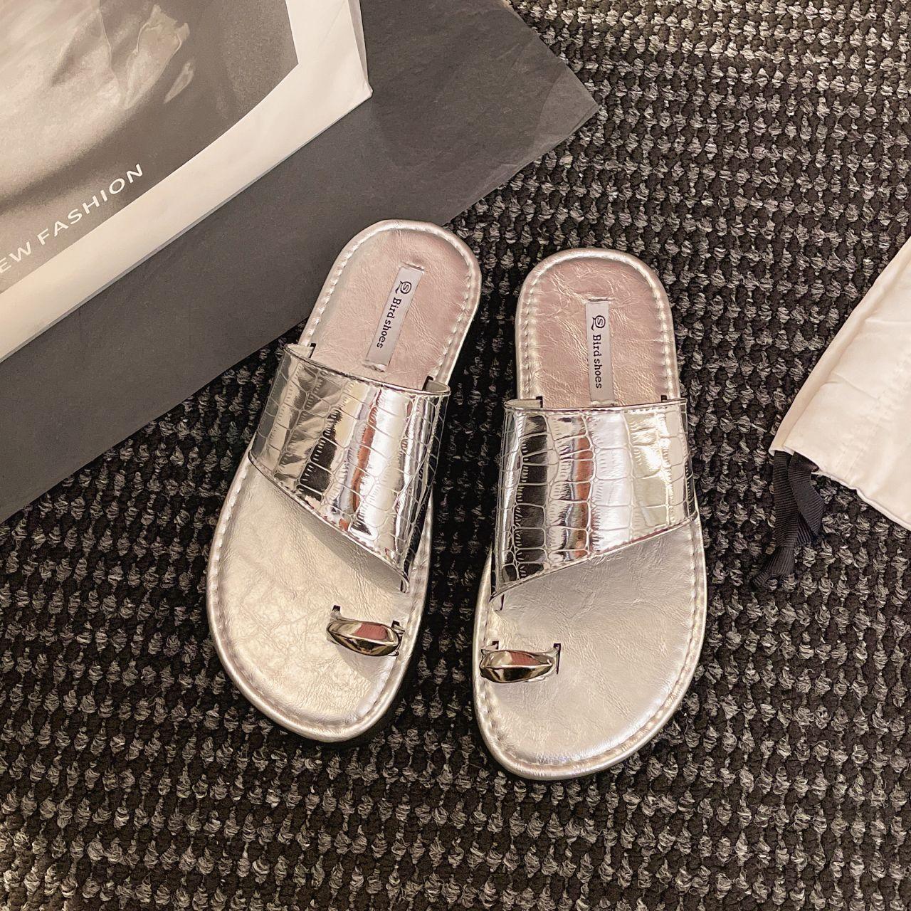 

2025 summer new European products personalized toes European and American style flat bottom cool slippers women wear beach sandals soft sole drag 40