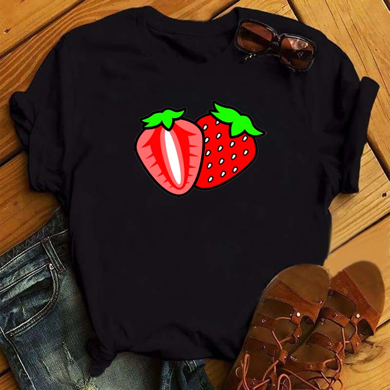 Maycaur Nové Kawaii Dámské Topy s Potiskem Ovoce Jahody Ležérní Dámské Krátkorukávové Streetwear Černé Trička Oversized s Kulatým Výstřihem