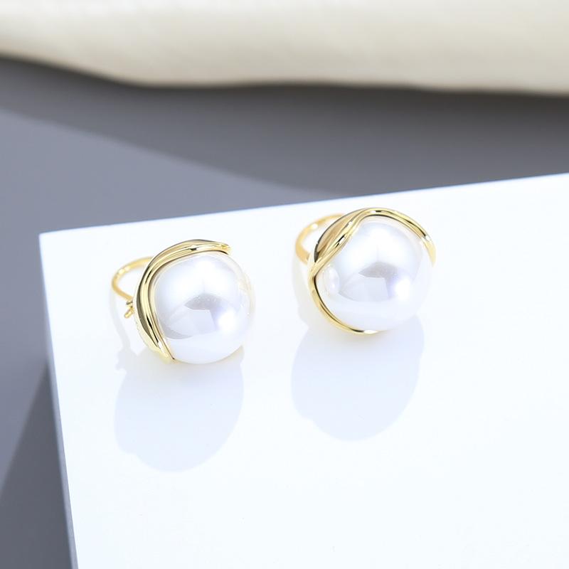 

Большие французские ретро-серьги с жемчужинами, легкий роскошный дизайн, высококачественные серьги, простые, темпераментные, универсальные, серебряные серьги-иглы с пряжкой 18K